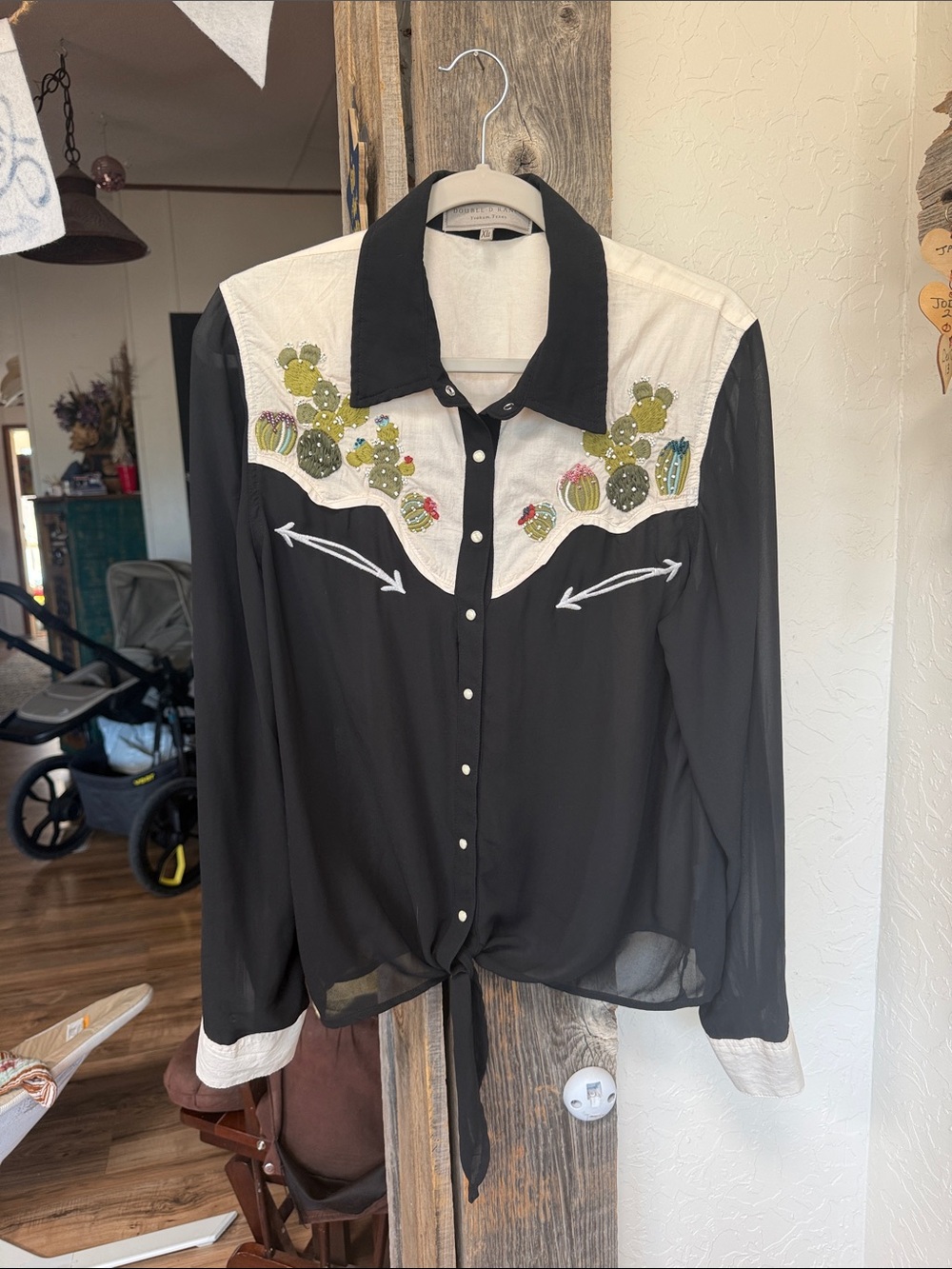 DOUBLE D RANCH Embroidered Cactus Western Button-Up Blouse - Black & White